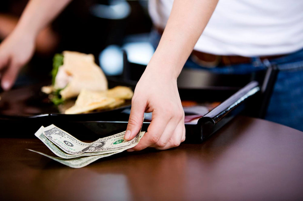 Сколько платят официанту в Крыму